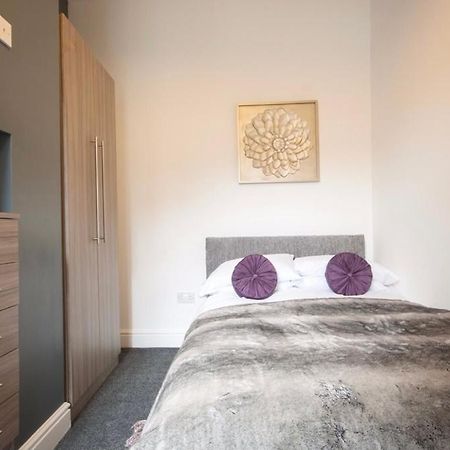 Centralized Private 4 Bedroom House At Hanley With Free Parking Etruria Exterior foto