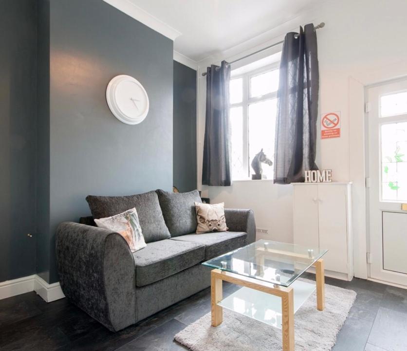 Centralized Private 4 Bedroom House At Hanley With Free Parking Etruria Exterior foto