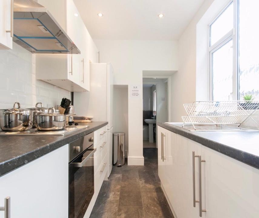Centralized Private 4 Bedroom House At Hanley With Free Parking Etruria Exterior foto